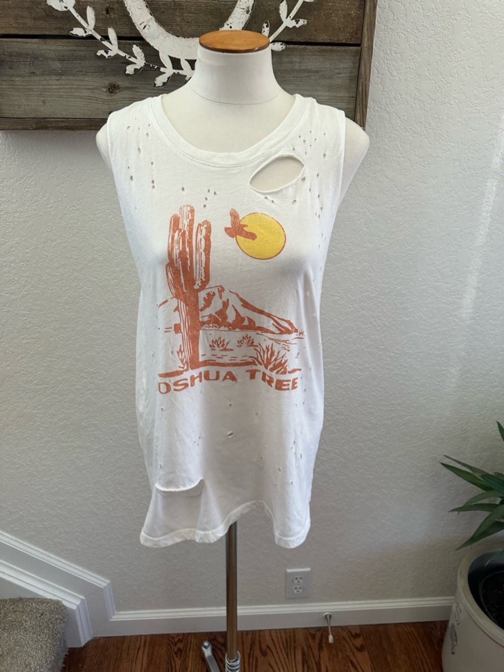 Daydreamer Joshua Tree White Distressed Graphic‎ Muscle Tank size L